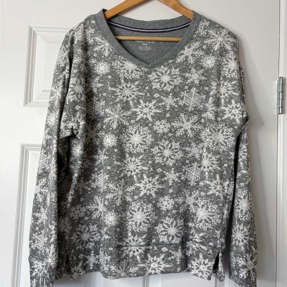 Nautica Women’s Silky Stretch Gray  and White Fleece Lounge Top Size M
